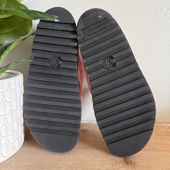 Louis Vuitton Lambskin Monogram Embossed Paseo Flat Comfort Sandals | NWOT | 38 - Picture 8 of 9